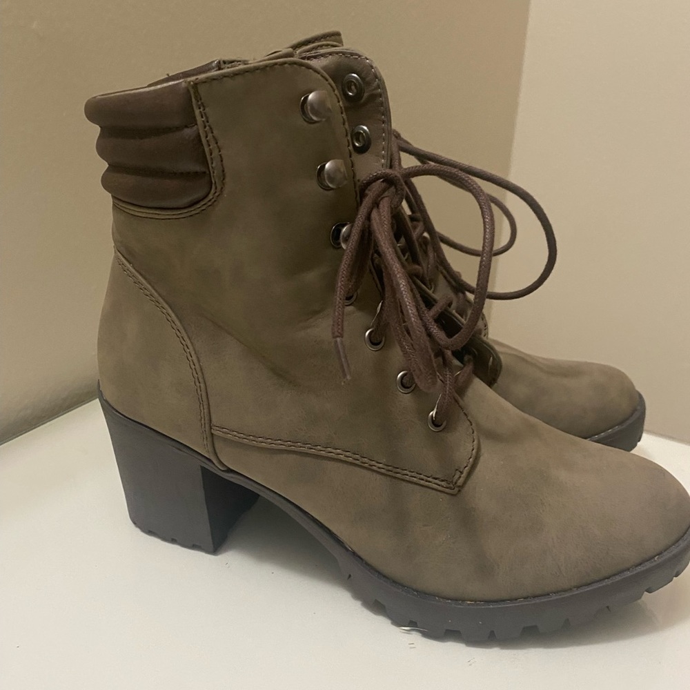 high heel lace up  boots women’s size 9.5 NWOT